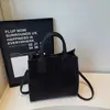 Bolsa de Grande Capacidade Bolsa de Mão Moda Nova Outono e Inverno 2025 Bolsa de Ombro Transversal Versátil Bolsa Tote Simples Retrô
