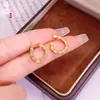 Aretes de Oro Arena Vietnamita Que No Se Desvanecerán por Mucho Tiempo. Los Pendientes de Diseño de Nicho de Lujo Accesible para Mujer con Hebilla de Herradura y Crisantemo Son Exquisitos y Versátiles