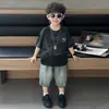 Conjunto de Verão para Meninos 2026 Novo Estilo Camiseta de Manga Curta de Verão Infantil Conjunto de Duas Peças Roupas Tie-Dye com Strass para Bebê
