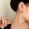 Pendientes de Diseño Asimétrico con Pliegues Estilo Retro Versátil de Nicho Lujo Accesible de Alta Gama Moda Pendientes para Mujer