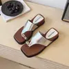 Sandálias de Praia para Férias, Chinelos Slip-On de Verão com Bico Quadrado Estampa de Leopardo, Sandálias com Salto Metalizado para Mulheres 2026 Estilo Francês