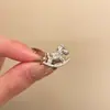 Boa Sorte Adiante~ Anel de Pônei Dourado Cintilante para Mulheres, Luxo Leve e Requintado, Adequado para o Trabalho e Uso Diário, Anel do Dedo Indicador, Modelo 2026
