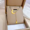 [Acero de titanio de cuerpo completo] Collar de oro real con borla de estrella y luna, muy simple, para mujer, con cadena de clavícula roja de red.