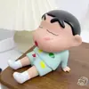 Suporte de celular de figura de Crayon Shin-chan para atacado, enfeite criativo fofo para mesa, boneca de brinquedo da moda, suporte universal para pessoas preguiçosas