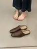 Chinelos Fechados de Design de Nicho Estilo Francês para Uso Externo, Sandálias Planas Prateadas Tendência Verão 2026 para Mulheres