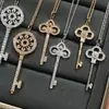 Collar Tf de Plata de Ley con Colgante de Llave con Corona Tachonada de Diamantes, Cadena para Clavícula de Oro Rosa de 18 Quilates con Corona de Piedras Preciosas