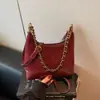 Bolsa de ombro em corrente de nicho para mulheres, nova coleção outono/inverno 2026, camurça, moderna, estilosa, casual, bolsa transversal versátil