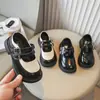 Sapatos de Couro Infantis 2026 Nova Coleção Primavera e Outono Sapatos para Meninas Sapatos Pretos Simples para Meninas Pequenas Sapatos de Performance Estilo Britânico Sapatos para Bebês