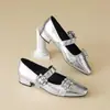 Zapatos Mary Jane Plateados para Mujer 2026 Primavera Nuevo Estilo Punta Cuadrada Boca Baja Tacón Grueso Correa Única con Pedrería Suela Suave Zapatos para Combinar con Faldas