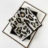 Elegante Bufanda de Seda 70% Estampado de Leopardo Transfronterizo Seda Imitación Satén Europea y Americana Versátil Bufanda Bufanda Cuadrada Bufanda de Cuello Venta al por Mayor