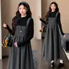 Conjunto de Maternidad Otoño Invierno Nuevo Mono Gris Oscuro + Camiseta Base Amigable con la Piel Falda Larga de Corte A Ropa Exterior Holgada para Ocultar el Vientre Adelgazante