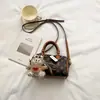 Bolso almohada nuevo de verano 2026, modelo popular en línea, minibolso de moda de este año, bolso de hombro y cruzado, bolso con monograma estilo celebridad