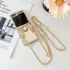 Capa Espelhada Dobrável para Celular Samsung Zflip6 Zflip7 com Corrente Transversal Camélia Strass Espelho Capa Protetora para Mulheres