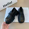 Sapatos Mocassins Femininos de Solado Grosso Outono 2026, Sapatos Slip-On de Couro Vintage Desgastado, Sapatos Plataforma com Salto Grosso que Aumentam a Altura, Estilo Britânico