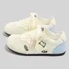 Zapatillas de Entrenamiento Transpirables de Malla Alemanas para Mujer, Nuevo Estilo Otoño 2026, Bordado de Dibujos Animados Amarillo Crema, Zapatillas Casuales Originales de Nicho