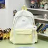 Mochila refrescante xadrez azul e branco com sal marinho, com uma vibe coreana suave, perfeita para meninas do ensino fundamental e médio tirarem fotos.
