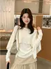 2026 Novo Xale Off-Shoulder Estilo Francês Tricô de Manga Longa para Mulheres, Verão, Caimento Fluido, Design Único, Top Leve