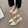 Design Francês Sandália Mule Sexy Bico Fechado Estilo Sensual de Verão Sandálias de Salto Bloco Rebite Salto Alto Bico Fino Sapatos Novos