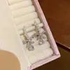 Pendientes de lujo ligero de nicho de alta gama con forma de gota de agua y lazo de circón exquisito para mujer, pendientes de botón de perla versátiles para el temperamento, joyería para orejas