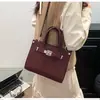 Bolso Kelly Texturizado de Alta Gama para Mujer, Nuevo Estilo de Nicho con Patrón de Lichi, Bolso de Mano y Bolso Cruzado, Bolso Cuadrado Pequeño Platino Simple