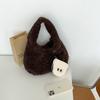 Bolsa de Mão de Veludo de Cordeiro de Grande Capacidade Estilo Coreano Outono e Inverno para Mulheres Roupas de Trabalho Simples Ocidental Elegante Bolsa de Mão de Veludo Teddy