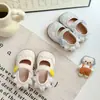Sapatos de Couro Redondos Bordados Fofos de Desenho Animado para Bebês Meninas, Novos Sapatos Macios para Bebês Caminharem, Coleção Primavera e Outono 2026