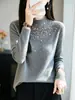 Suéter Andy de fleece macio e confortável para mulheres, camada base justa, gola alta discreta com detalhes em diamante acrílico, malha fina que afina a silhueta
