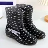 Botas de lluvia de moda para mujer, zapatos de agua de caña corta modernos para todas las estaciones, zapatos de trabajo para exteriores, estilo coreano, de caña media, impermeables, antideslizantes, resistentes al desgaste