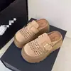 Zapatos tipo Birkenstock de plataforma con suela gruesa y diseño calado para mujeres petite, mocasines cerrados de verano 2026, chanclas de moda para exteriores sin tacón