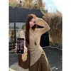 Tela original con estampado de hilo plateadoElegante y sofisticada blusa de manga larga con bajo asimétrico, estampado floral degradado y cuello diagonal