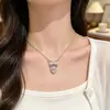 Collar de Corazón Rosa de Lujo Ligero Estilo Coreano y Japonés para Mujer, Cadena para Clavícula de Alta Gama, Diseño de Nicho, Accesorio de Cuello Versátil, Moderno