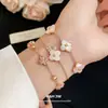 Recogiendo Conchas en el Agua Baja~Pulsera de Flor de Zirconia Madreperla Rosa Cereza Dulce, Sensación de Lujo Ligero y Gama Alta, Accesorio de Mano Estilo Vacaciones