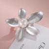 Broche Flor de Cinco Pétalas Retro Fashion Feminino Simples Corsage de Pérola Elegante Flor Anti-luz Alfinete Acessórios para Roupas