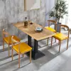 Conjunto de Mesa e Cadeiras para Fast Food, Design Simples, Madeira Maciça Imitação, Cadeira Chifre de Ferro, Adequado para Lanchonetes, Lojas de Chá com Leite, Restaurantes de Sobremesas, Mesas e Cadeiras Comerciais