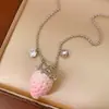Colar de Veludo com Pérolas de Morango em Formato de Coração Estiloso e Elegante, Corrente de Suéter Versátil de Nicho, Colar de Luxo Leve de Alta Qualidade para Atacado