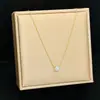 Nuevo Diseño Colgante de Diamante de Seis Garras Color Dorado de Alta Gama para Mujer, Cadena para Clavícula de Verano, Accesorio de Lujo Ligero de Nicho Que No Se Desvanece