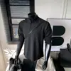 Camiseta negra texturizada de corte regular con cuello Henley y manga larga para hombre, una elegante prenda de otoño para capas, adecuada como capa interior o como polo/sudadera