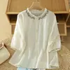 Camisa de algodón y lino bordada con cuello de encaje estilo artístico para mujer, ligera y fresca para el verano, manga de farol que rejuvenece, top holgado