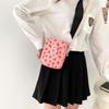 Este ano, a popular bolsa quadrada pequena de veludo cotelê feminina, bolsa transversal de ombro, bolsa de cereja, mochila pequena e elegante, bolsa de viagem