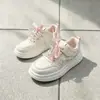 Estilo nuevo 2026, tallas 27-37, zapatos casuales y tenis populares de piel para niños, con suelas suaves de goma EVA