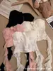 Camisola de Estilo Puramente Sexy com um Design Único Apresentando Fitas Florais e Babados Irregulares, Top Interno sem Mangas