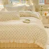 Conjunto de Colcha com Renda e Veludo de Leite com Saia de Cama de Quatro Peças Conjunto de Lã Quente de Inverno Frente e Verso Lençol de Lã Lençol com Elástico Conjunto de Lã Espessada Venda por Atacado