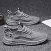 Sapatos Masculinos de Verão Tecido Fly Respirável Esportivos Casuais Estilo Coreano Versátil Sola Macia Antiderrapante Slip-on Sapatos de Motorsport