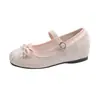 Sapatos Mary Jane Internos que Aumentam a Altura para Mulheres, Novo Estilo Primavera e Verão, Cor Doce Color Blocking Laço Boca Rasa Salto Grosso Sapatos de Salto Único para Combinar com Saias