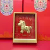 Marco de Fotos Dorado Soporte de Exhibición Año del Caballo Modelo Nuevo Oro Puro 999 Adorno para Riqueza Inmediata Bendición del Oficial Celestial Regalos Creativos Culturales Venta al por Mayor