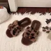 Novas pantufas peludas confortáveis estilo coreano de sola reta 2026 para mulheres, adequadas para uso externo, pantufas de algodão de uma tira para outono e inverno, pantufas quentes