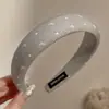 Faixa de cabeça larga de tricô minimalista e elegante estilo coreano para mulheres, novo modelo 2026, adequada para uso diário, projetada para realçar a aparência da linha do cabelo e pode ser usada como faixa de cabeça para lavar o rosto ou presilha de cabelo