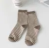 Calcetines japoneses para niños estilo académico simple retro ins moda calcetines a rayas Joker algodón calcetines Zhuji al por mayor