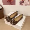 2026 Primavera/Otoño Nuevo Estilo Coreano Tallas Grandes Lentejuelas Lazo Nudo Zapatos de Madre Slip-on Bajos Planos Zapatos de Frijol