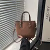 Bolso retro de moda para mujer, nuevo modelo 2026, bolso de lujo ligero, bolso de hombro de alta gama, bolso versátil para el día a día